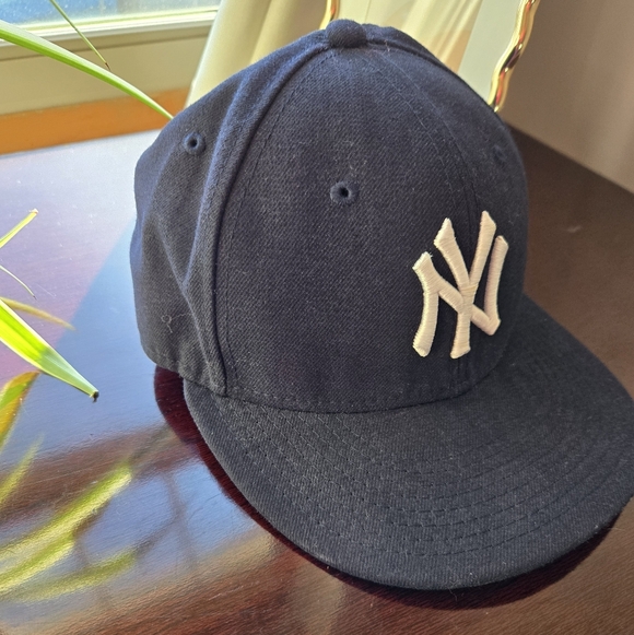 New Era 59FIFTY New York Yankees Official On-Field Fitted Hat - Size 7 1/8 - Picture 2 of 5